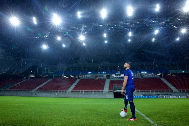 piłkarz stojący na stadionie - football field football number 20 grass zdjęcia i obrazy z banku zdjęć