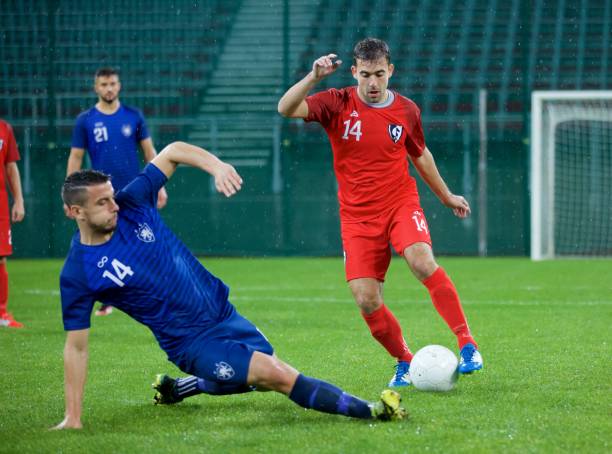 calciatori che giocano a calcio - football field football number 20 grass foto e immagini stock