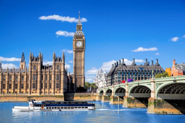 big ben and houses of parliament with boat in london, uk - thames river imagens e fotografias de stock