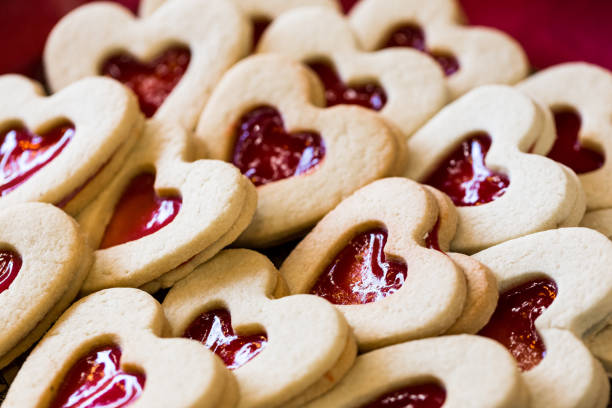 zbliżenie herbatników w kształcie serca w rzędzie - heart shaped cookie zdjęcia i obrazy z banku zdjęć