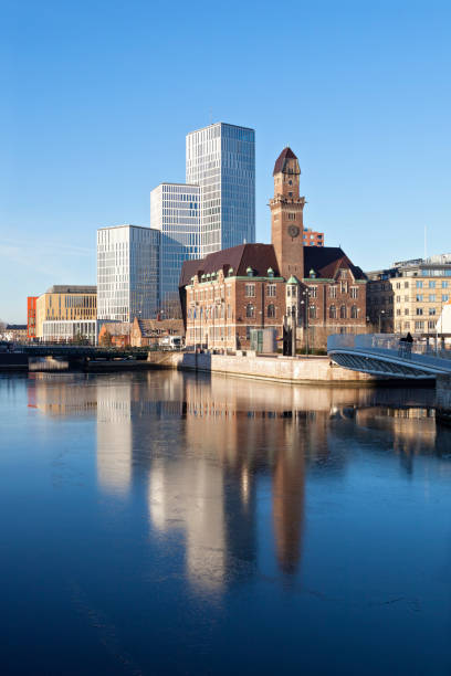 malmo centro con edificios antiguos y modernos - malmo fotografías e imágenes de stock