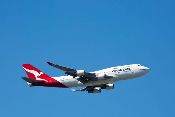 qantas boeing 747-400 fliegt - boeing 747 fotos stock-fotos und bilder