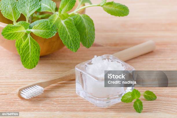 Alternative Natürliche Zahnpasta Kokosnussöl Und Holz Zahnbürste Closeup Minze Auf Holz Stockfoto und mehr Bilder von Ausrüstung und Geräte