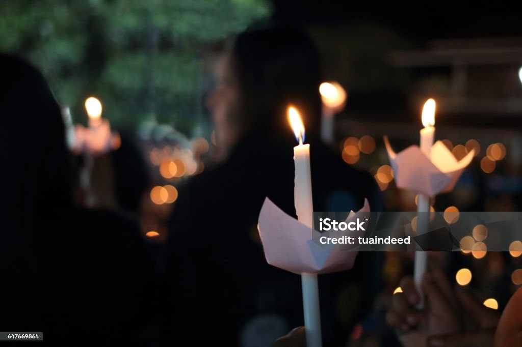 Chama de vela luz à noite com bokeh de fundo - Foto de stock de Natal royalty-free