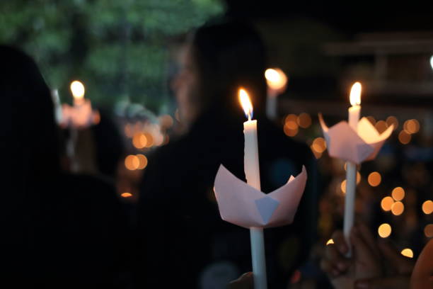 свеча пламя света ночью с фоном bokeh - candle advent christmas church стоковые фото и изображения