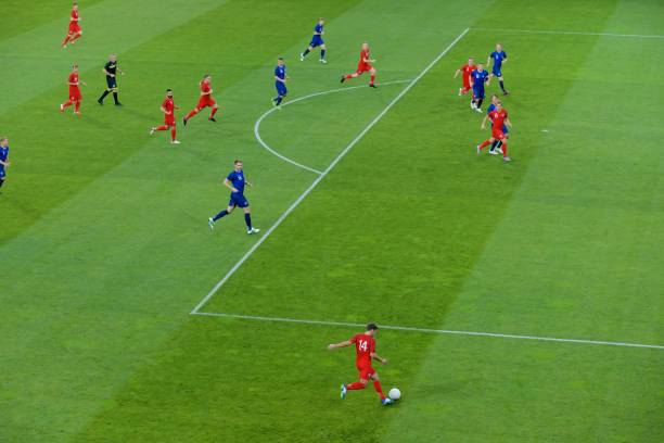 football players playing football - clothing team sport serious viewpoint imagens e fotografias de stock