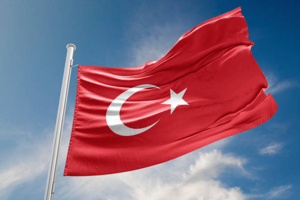 bandera turca es agitando contra el cielo azul - bandera turca fotografías e imágenes de stock