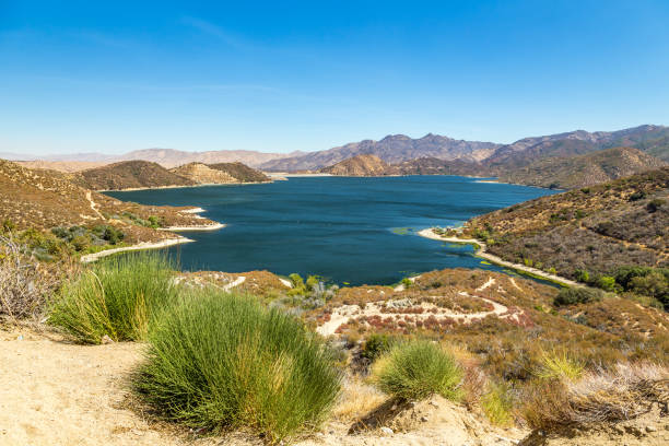 Silverwood Lake A view of The Pacific Crest Trail as it winds around Silverwood Lake in San Bernardino County, California pacific crest trail stock pictures, royalty-free photos & images