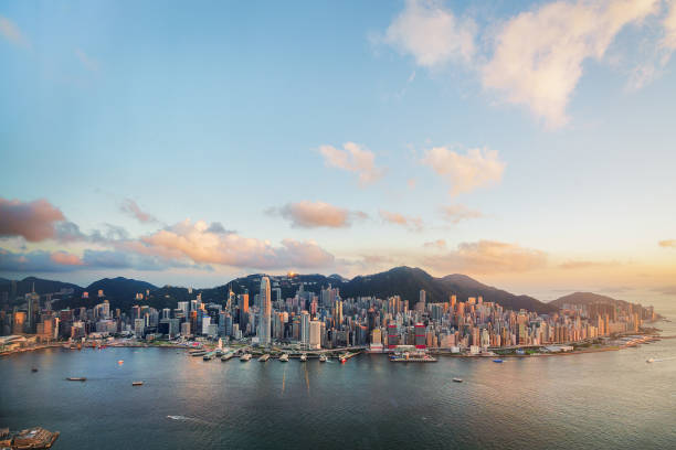 hong kong victoria harbor from air - hong kong skyline panoramic china imagens e fotografias de stock