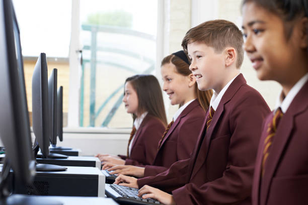 alunni che indossano l'uniforme scolastica in classe informatica - educazione di scuola privata foto e immagini stock