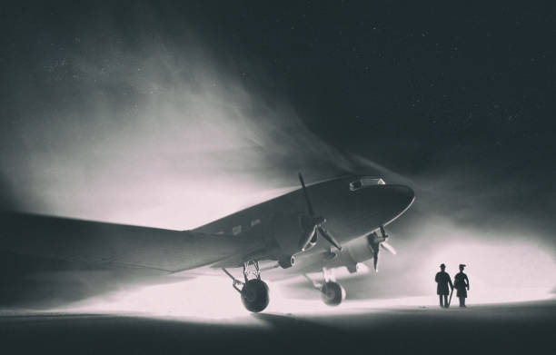 fotografía del modelo dc-3 dakota en la niebla, - cine negro fotografías e imágenes de stock