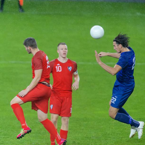 nagłówek piłkarza - football field football number 20 grass zdjęcia i obrazy z banku zdjęć