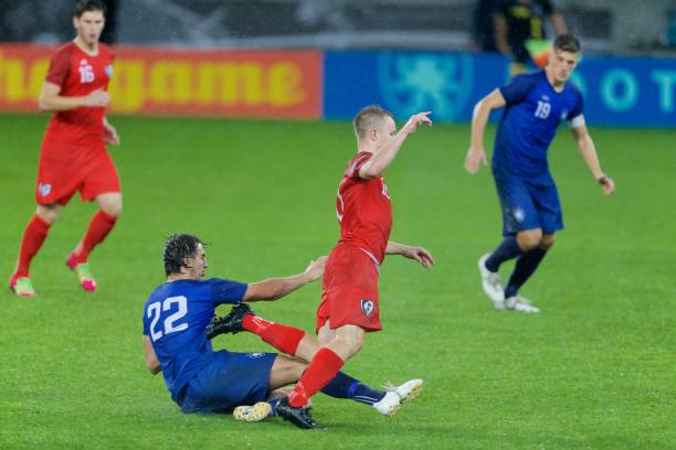 piłkarze grający w piłkę nożną - football field football number 20 grass zdjęcia i obrazy z banku zdjęć