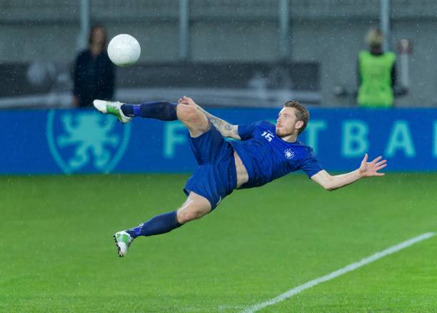 kopnięcie roweru - football field football number 20 grass zdjęcia i obrazy z banku zdjęć