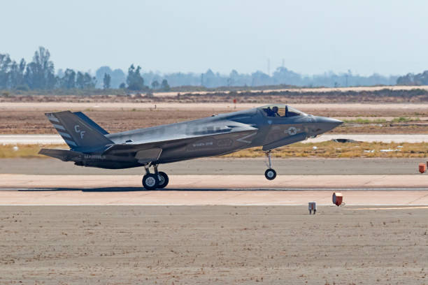 airplane f-35 lightning aircraft take-off from runway at air show - wheel airplane landing air vehicle imagens e fotografias de stock