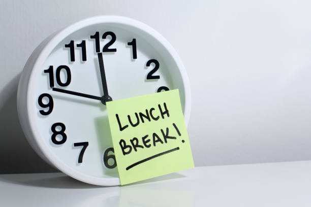 almuerzo nota de rotura en el reloj de oficina - comida del mediodía fotografías e imágenes de stock