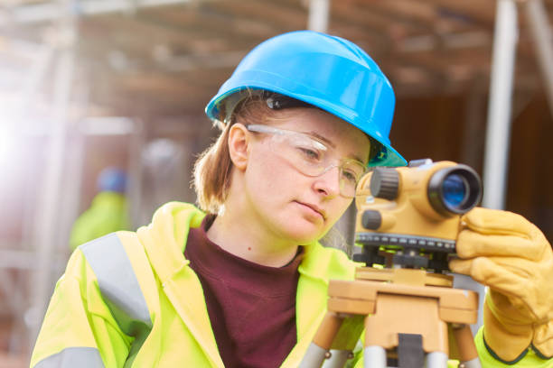 istock builder's level female operative 647707358