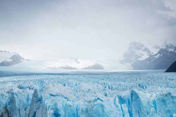 vue des montagnes et des glaciers, patagonie - glacier antarctica crevasse ice photos et images de collection