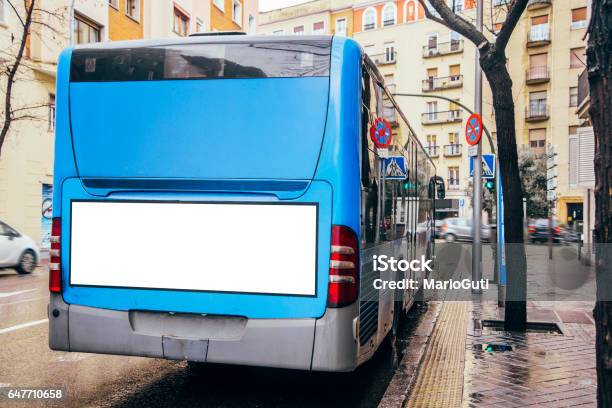 Autobús Con Cartelera Foto de stock y más banco de imágenes de Autobús - Autobús, Vista posterior, Anuncio