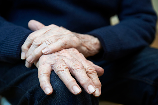 Close Up de hombre mayor con Parkinson frente photo