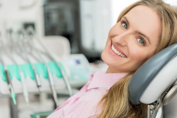 魅力的な若い女性の訪問歯科医 - dentists chair 写真 ストックフォトと画像