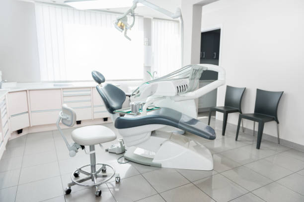 dental büro - dental equipment chair dentist office dentists chair stock-fotos und bilder