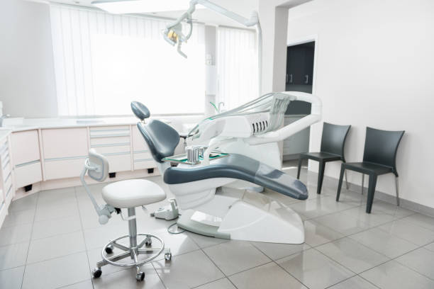 dental office interior - dentists chair dentist office dental hygiene clinic fotografías e imágenes de stock