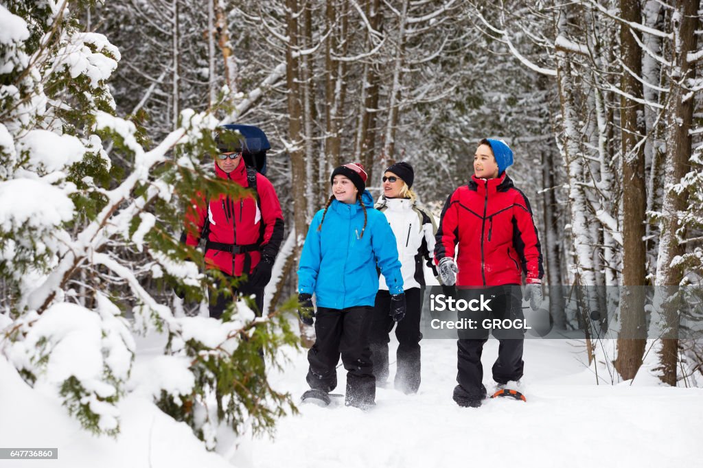 Raquettes familiales dans la neige au Canada - Photo de Raquette à neige libre de droits