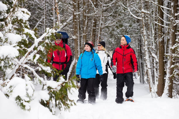 rodzinne rakiety śnieżne w śniegu w kanadzie - snowshoeing snowshoe child winter zdjęcia i obrazy z banku zdjęć