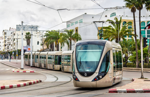 modern gebaute straßenbahn im zentrum von rabat. das straßenbahnsystem rabat-sale besteht aus 2 linien - salé city stock-fotos und bilder