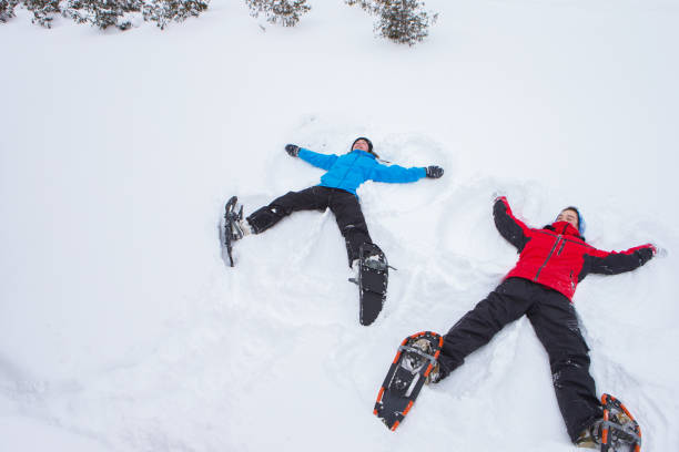 dzieci robiące śnieżne anioły w kanadzie - snowshoeing snowshoe child winter zdjęcia i obrazy z banku zdjęć