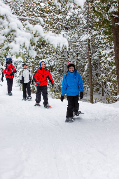 rodzinne rakiety śnieżne w śniegu w kanadzie - snowshoeing snowshoe child winter zdjęcia i obrazy z banku zdjęć