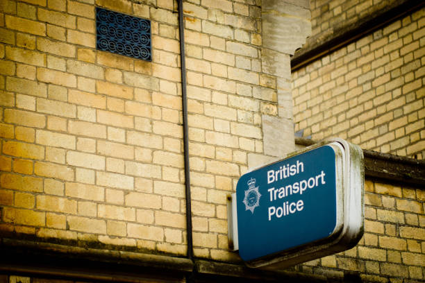 segnale della british transport police - british rail foto e immagini stock