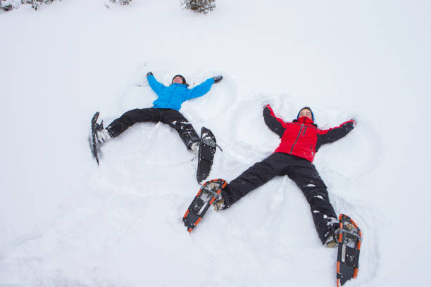 dzieci robiące śnieżne anioły w kanadzie - snowshoeing snowshoe child winter zdjęcia i obrazy z banku zdjęć