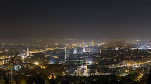 werona, noc, panorama - torre dei lamberti zdjęcia i obrazy z banku zdjęć