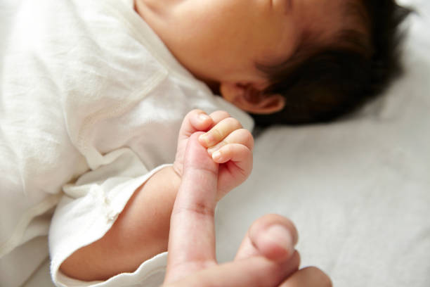istock The Japanese woman's baby's hand 647787024