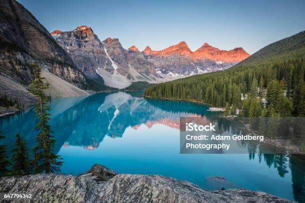 Photo libre de droit de Lac Moraine banque d'images et plus d'images libres de droit de Lac Reflection Lake - Lac Reflection Lake, Alberta, Banff