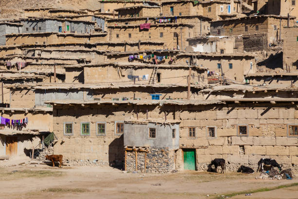 モロッコのリモートの農村部のベルベル人の村 - foothills parkway ストックフォトと画像