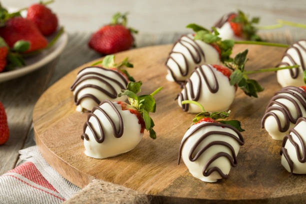 自家製のホワイト チョコレートいちご - chandler strawberry ストックフォトと画像