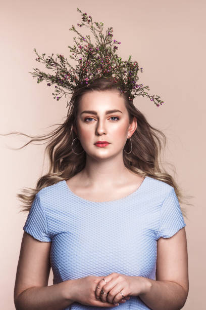 vacker ung kvinna med blommor som krona - blomkrona bildbanksfoton och bilder