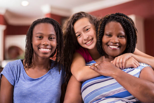 familia multiétnica, foster del cuidado en casa. - togetherness smiling sister little girls fotografías e imágenes de stock