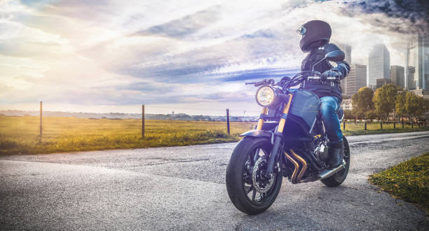 moto su strada nella natura paesaggio - helmet motorized sport biker crash helmet foto e immagini stock