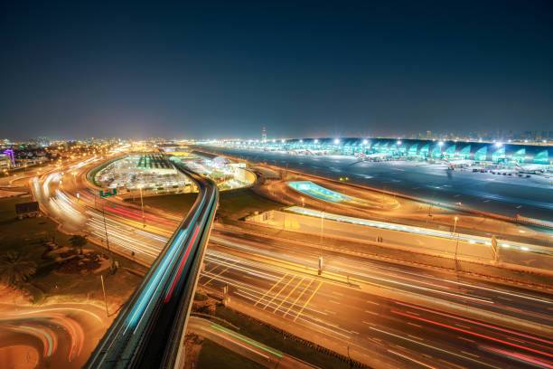 métro de dubaï à l’aéroport - night cityscape dubai long exposure photos et images de collection