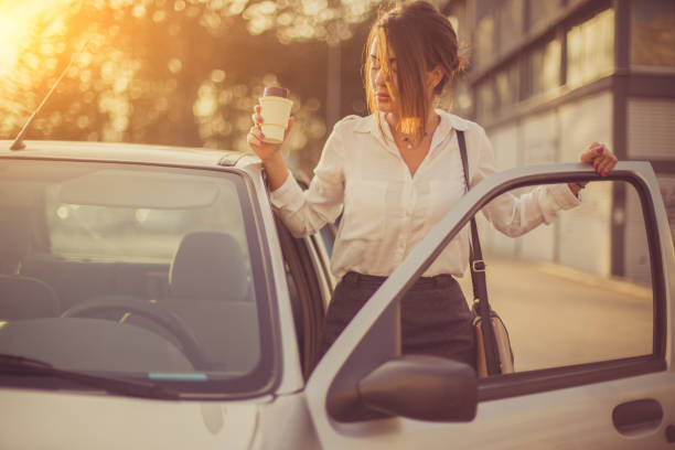 bussines mulher entrar no carro - entrada de automóvel - fotografias e filmes do acervo