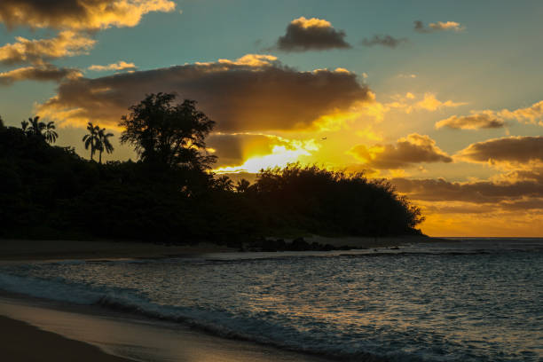 atardecer playa de túneles, kauai - makana peak fotografías e imágenes de stock