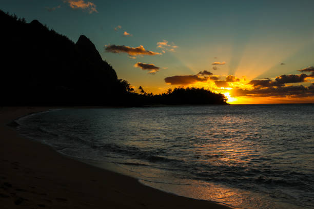 atardecer playa de túneles, kauai - makana peak fotografías e imágenes de stock