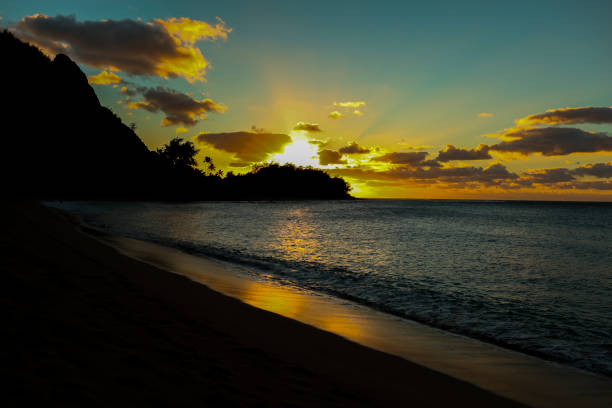 atardecer playa de túneles, kauai - makana peak fotografías e imágenes de stock