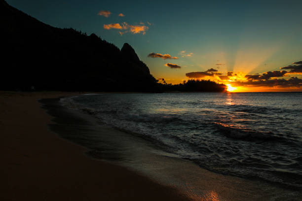 atardecer playa de túneles, kauai - makana peak fotografías e imágenes de stock