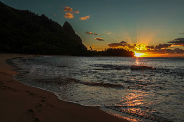 atardecer playa de túneles, kauai - makana peak fotografías e imágenes de stock