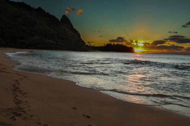 atardecer playa de túneles, kauai - makana peak fotografías e imágenes de stock